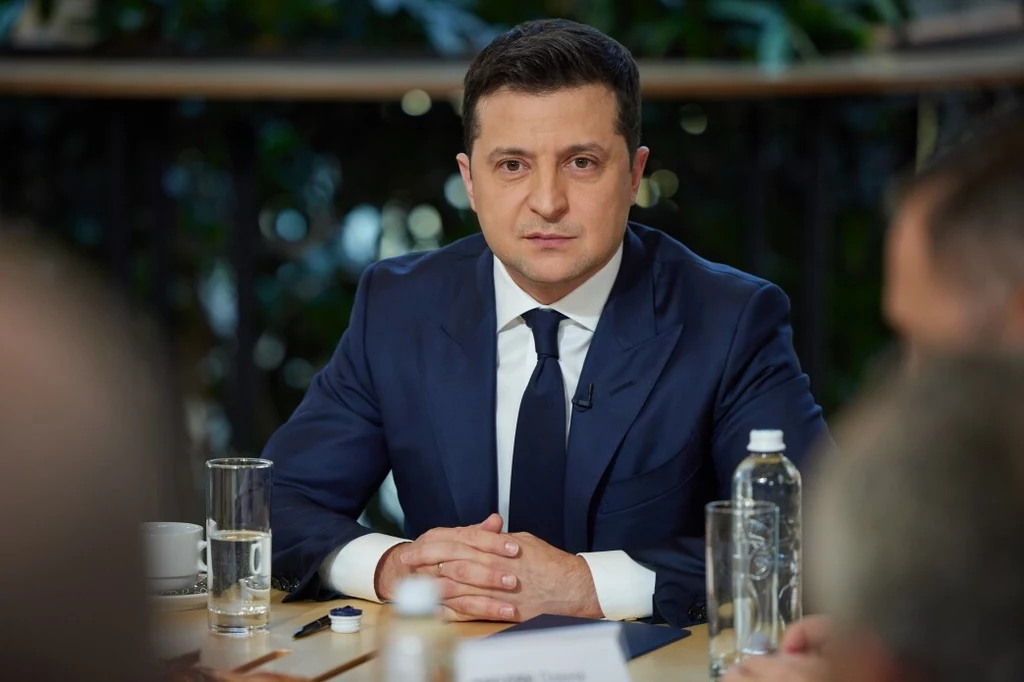 W listopadzie 2021 roku amerykański wywiad alarmował, że widmo wojny jest coraz bardziej wyraźnie. Prezydent Wołodymyr Zełenski zachowywał jednak spokój i wykonywał swoje obowiązki. Tu podczas konferencji prasowej "30 pytań do prezydenta Ukrainy". W listopadzie 2021 roku amerykański wywiad alarmował, że widmo wojny jest coraz bardziej wyraźnie. Prezydent Wołodymyr Zełenski zachowywał jednak spokój i wykonywał swoje obowiązki. Tu podczas konferencji prasowej "30 pytań do prezydenta Ukrainy".