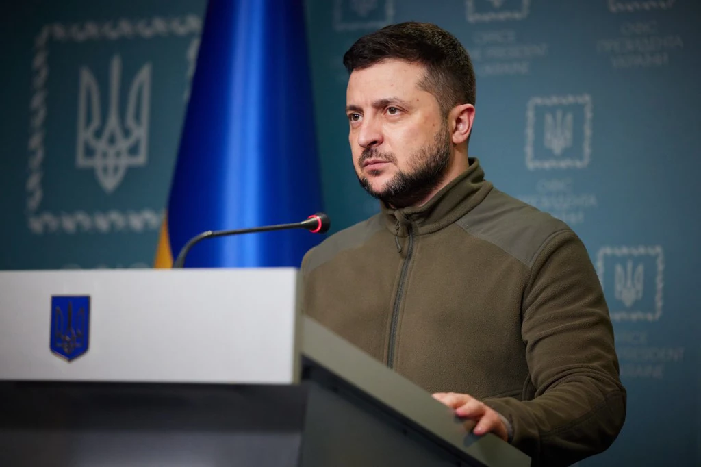 Przemówienie prezydenta na miesiąc po wybuchu wojny. Gdy rozpoczęła się inwazja, Zełenski zmienił elegancki garnitur na militarny trykot oraz zapuścił brodę. Codziennie od 24 lutego informuje swoich rodaków o sytuacji na froncie. Przemówienie prezydenta na miesiąc po wybuchu wojny. Gdy rozpoczęła się inwazja, Zełenski zmienił elegancki garnitur na militarny trykot oraz zapuścił brodę. Codziennie od 24 lutego informuje swoich rodaków o sytuacji na froncie.