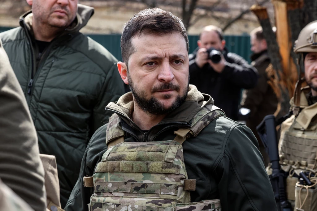 Po wyzwoleniu okolic Kijowa spod rosyjskiej okupacji świat obiegła wieść o masakrze w Buczy. Na miejsce udał się prezydent Zełenski, który nie krył swojego przygnębienia i żalu z powodu tragedii. Po wyzwoleniu okolic Kijowa spod rosyjskiej okupacji świat obiegła wieść o masakrze w Buczy. Na miejsce udał się prezydent Zełenski, który nie krył swojego przygnębienia i żalu z powodu tragedii.
