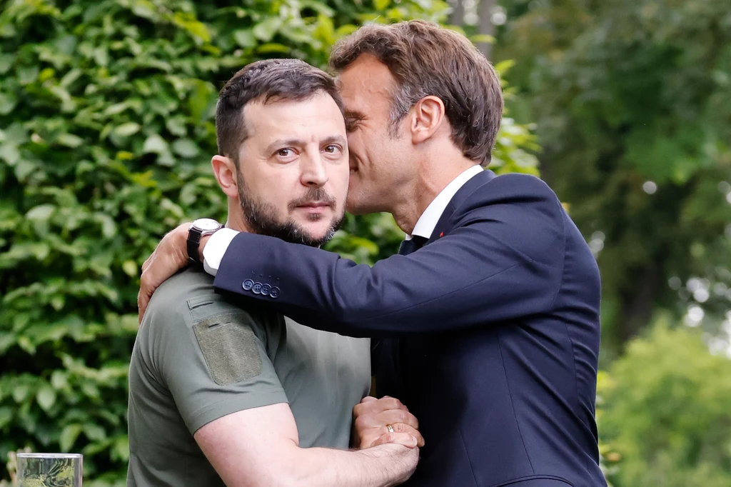 W czerwcu do Kijowa przyjechała delegacja z Francji, Niemiec i Włoch. Jednym z najbardziej charakterystycznych i wymownych ujęć tamtej wizyty był uścisk Zełenskiego z Emmanuelem Macronem. W czerwcu do Kijowa przyjechała delegacja z Francji, Niemiec i Włoch. Jednym z najbardziej charakterystycznych i wymownych ujęć tamtej wizyty był uścisk Zełenskiego z Emmanuelem Macronem.