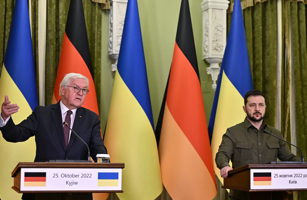 Wołodymyr Zełenski przyjmuje również wielu przywódców państw, którzy wspierają Ukrainę. W październiku doszło do wielokrotnie przekładanego spotkania z prezydentem Niemiec Frankiem-Walterem Steinmeierem. Wołodymyr Zełenski przyjmuje również wielu przywódców państw, którzy wspierają Ukrainę. W październiku doszło do wielokrotnie przekładanego spotkania z prezydentem Niemiec Frankiem-Walterem Steinmeierem.