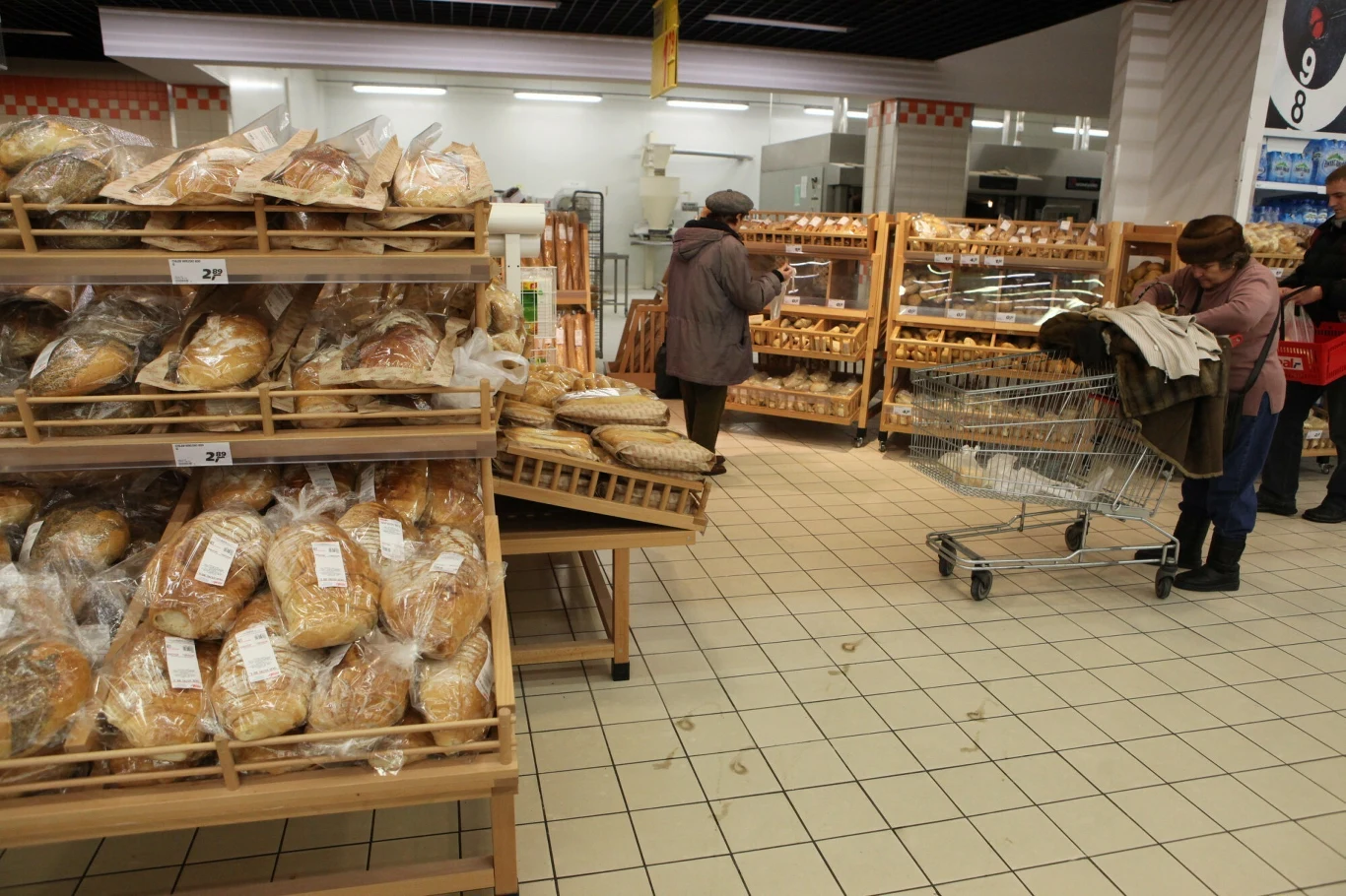 Dział z pieczywem w jednym z hipermarketów Dział z pieczywem w jednym z hipermarketów