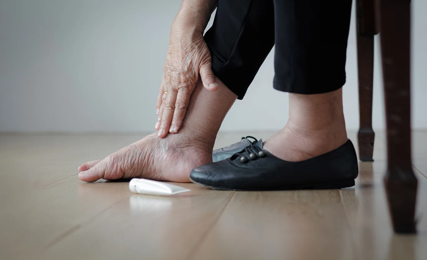 Puchnące i bolesne w dotyku stopy to problem który nasila się z wiekiem Puchnące i bolesne w dotyku stopy to problem który nasila się z wiekiem