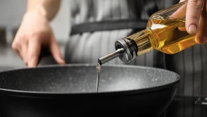Oliwa z oliwek to najlepszy tłuszcz do "płytkiego" smażenia. Znacznie zdrowszy niż olej