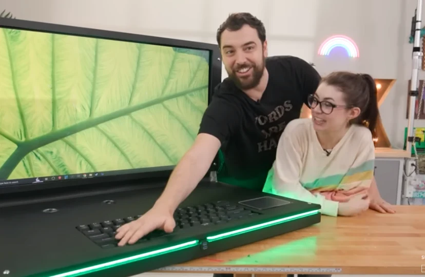 Dwójka juthuberów zapewnia, że na ich laptopie można bardzo wygodnie pracować