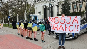 Protest przeciwko gwałtom przed ambasada Rosji w Warszawie