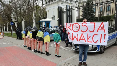 Protest przeciwko gwałtom przed ambasada Rosji w Warszawie