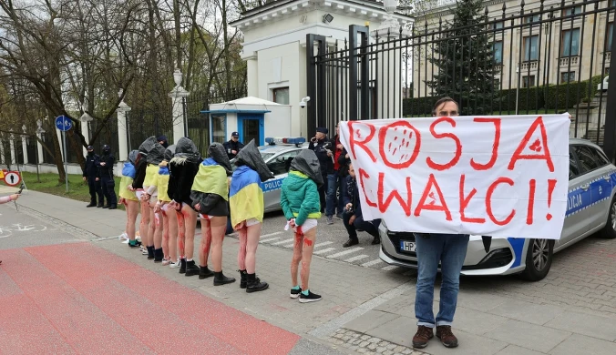 Protest przeciwko gwałtom przed ambasada Rosji w Warszawie