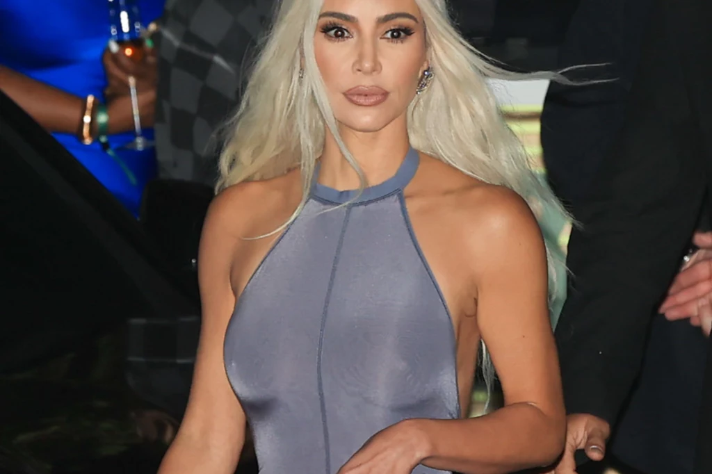 Kim Kardashian regularnie raczy swoich fanów gorącymi ujęciami