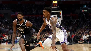 NBA. Malik Monk (przy piłce) był najlepiej punktującym zawodnikiem w (niemalże) rekordowym spotkaniu Los Angeles Clippers z Sacramento Kings