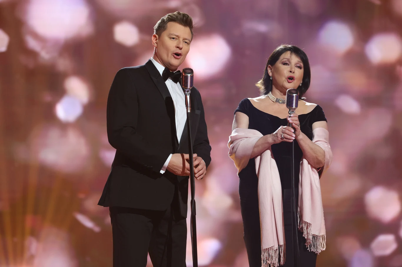 Elżbieta Jaworowicz i Rafał Brzozowski w "jaka to melodia" Elżbieta Jaworowicz i Rafał Brzozowski w "jaka to melodia"