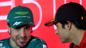 Fernando Alonso w rozmowie z Carlosem Sainzem