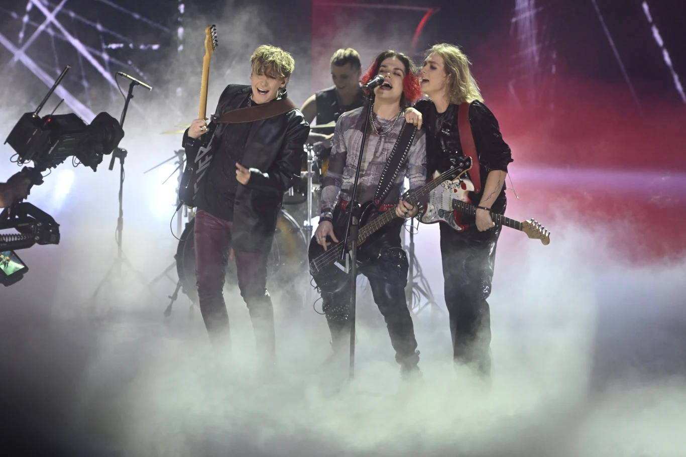 Swoją piosenkę, pt. "Never Back Down" wykonał zespół Felivers Swoją piosenkę, pt. "Never Back Down" wykonał zespół Felivers