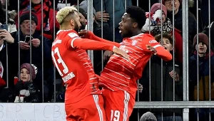 Strzelanie na Allianz Arena rozpoczął Eric Maxim Choupo-Moting (z lewej)