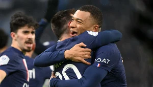 Lionel Messi w objęciach Kyliana Mbappe. To może oznaczać tylko jedno - PSG umocnił pozycję lidera tabeli w Ligue 1 