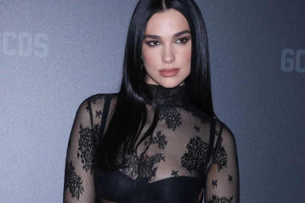 Dua Lipa kusi w zmysłowej naked dress