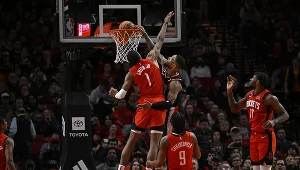  Damian Lillard w efektownym wsadzie do kosza