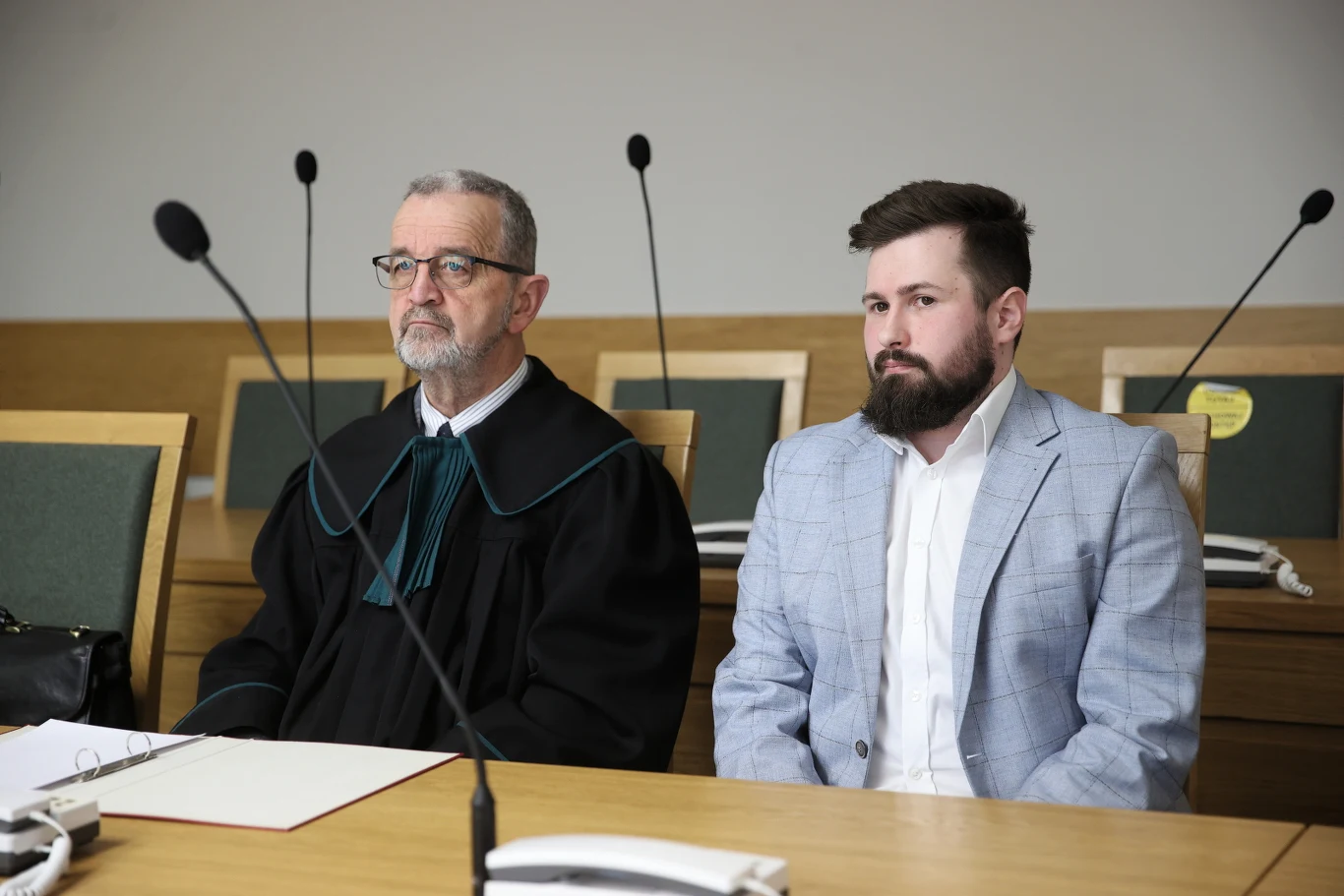 Sebastian Kościelnik z adwokatem na ogłoszeniu wyroku