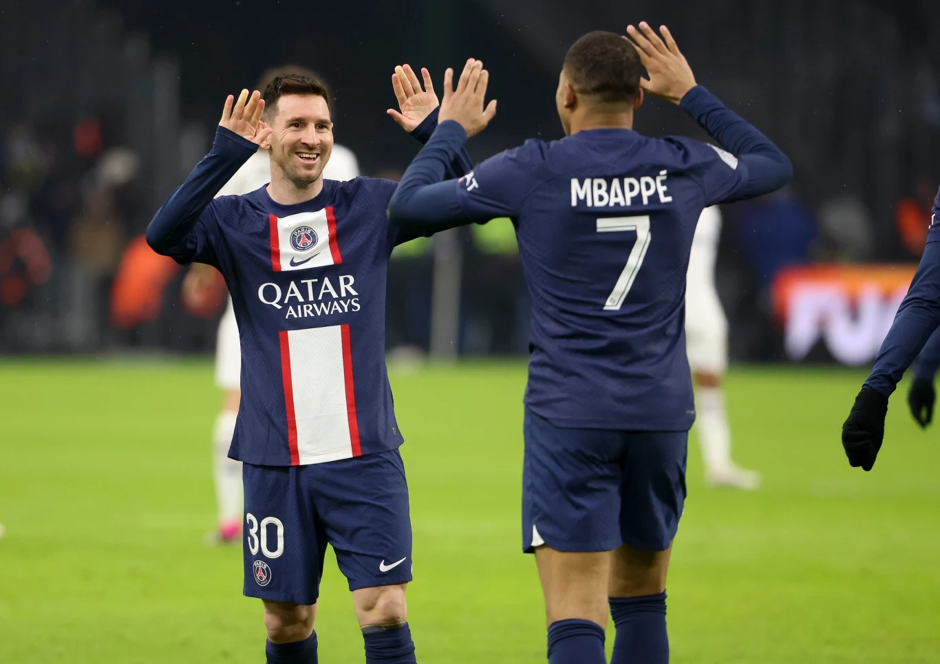 Lionel Messi i Kylian Mbappe, który również zdobył jubileuszową bramkę Lionel Messi i Kylian Mbappe, który również zdobył jubileuszową bramkę