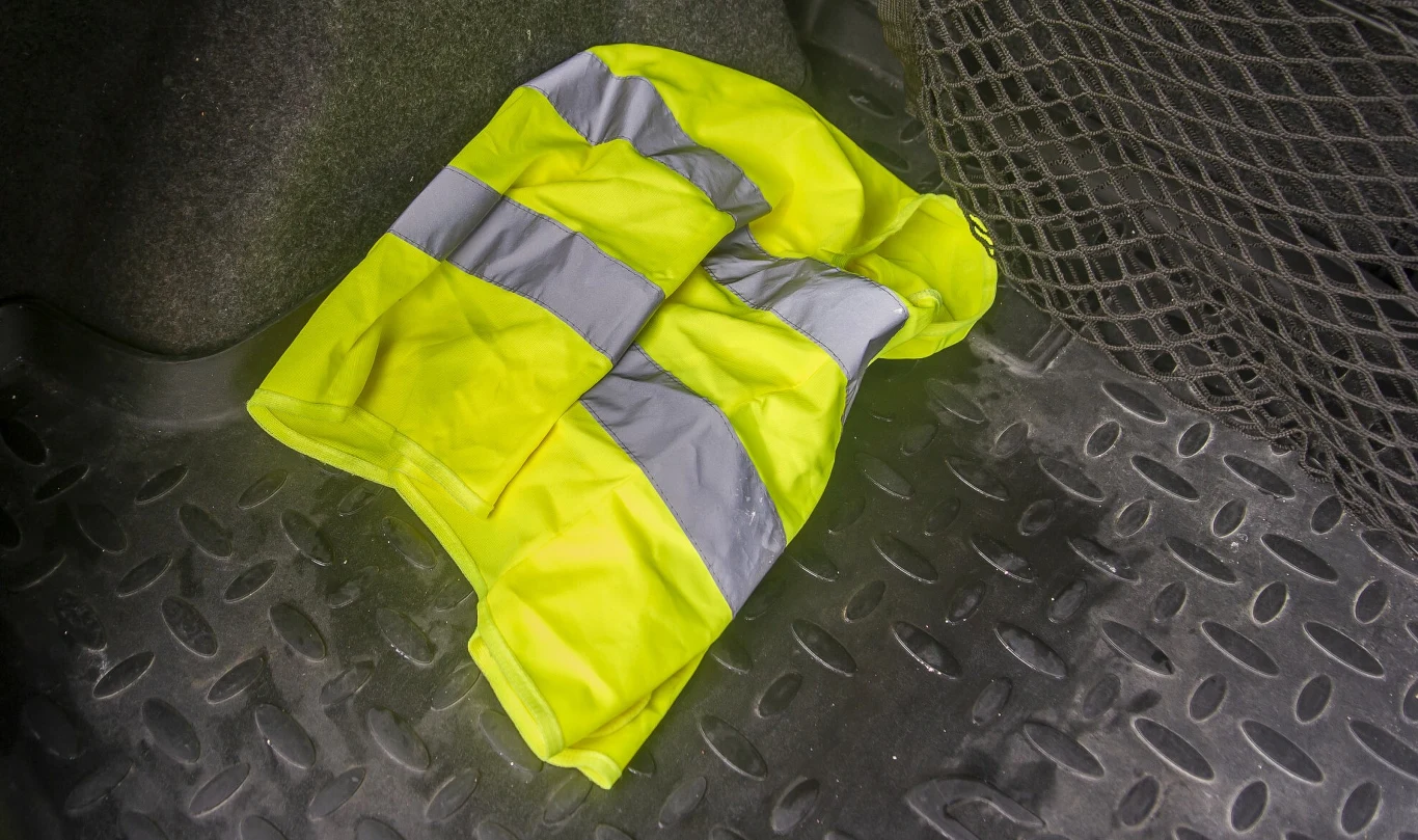 Przepisy w niektórych krajach europejskich nakazują posiadanie kamizelki odblaskowej w samochodzie.