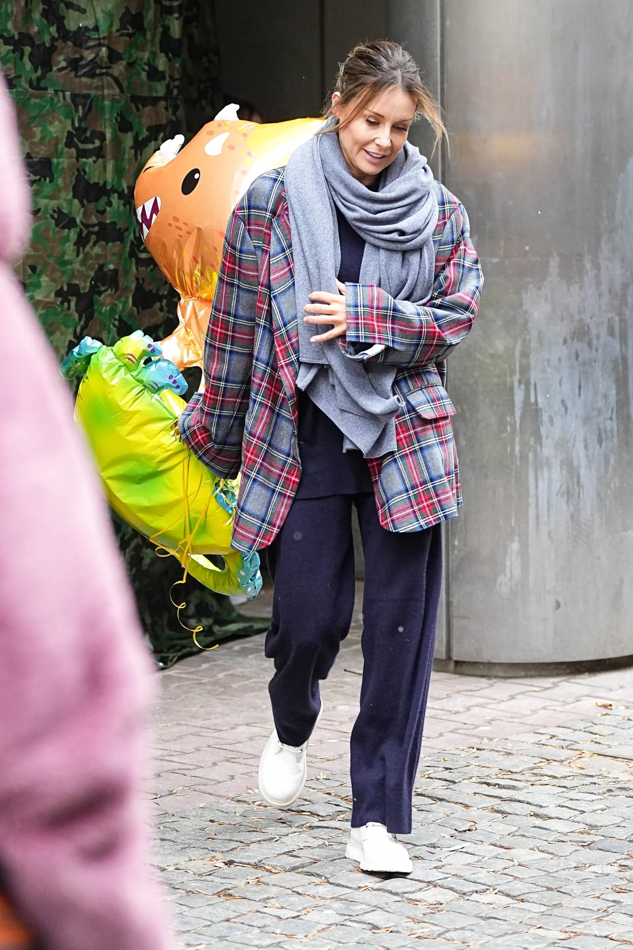 Małgorzata Rozenek ze szwem za uchem i balonikami mknie do niebieskiej Skody