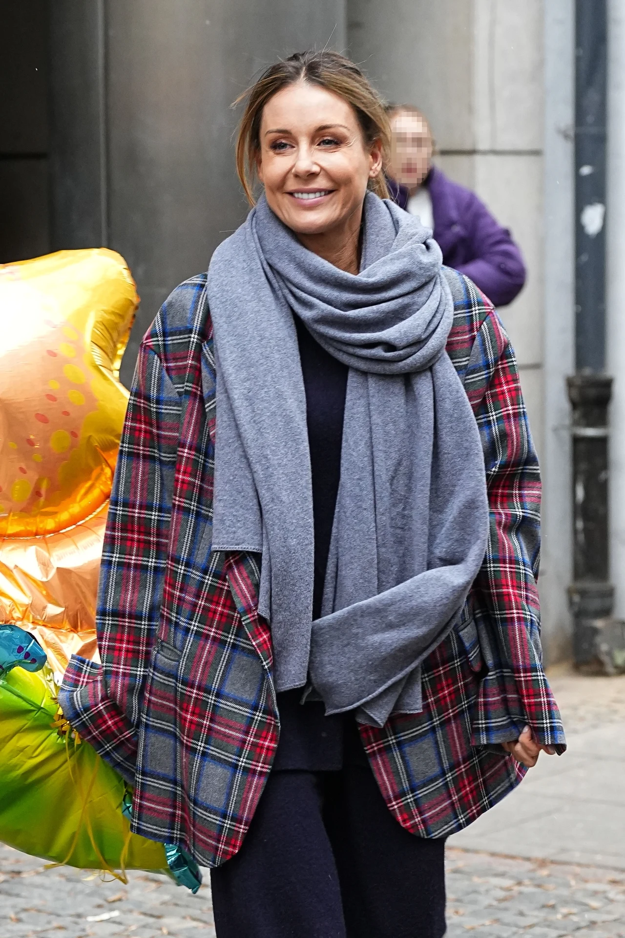 Małgorzata Rozenek ze szwem za uchem i balonikami mknie do niebieskiej Skody