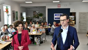 Premier Mateusz Morawiecki oraz minister rodziny, pracy i polityki społecznej Marlena Maląg w domu seniora w Gryfowie Śląskim