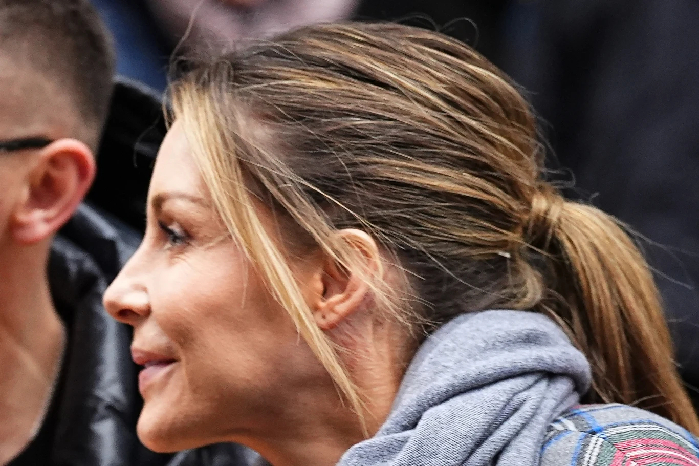 Małgorzata Rozenek z tajemniczym szwem za uchem i balonikami mknie do niebieskiej Skody