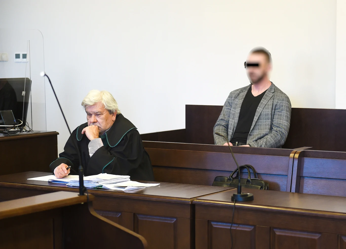 Oskarżony wraz z adwokatem w sali sądu Oskarżony wraz z adwokatem w sali sądu