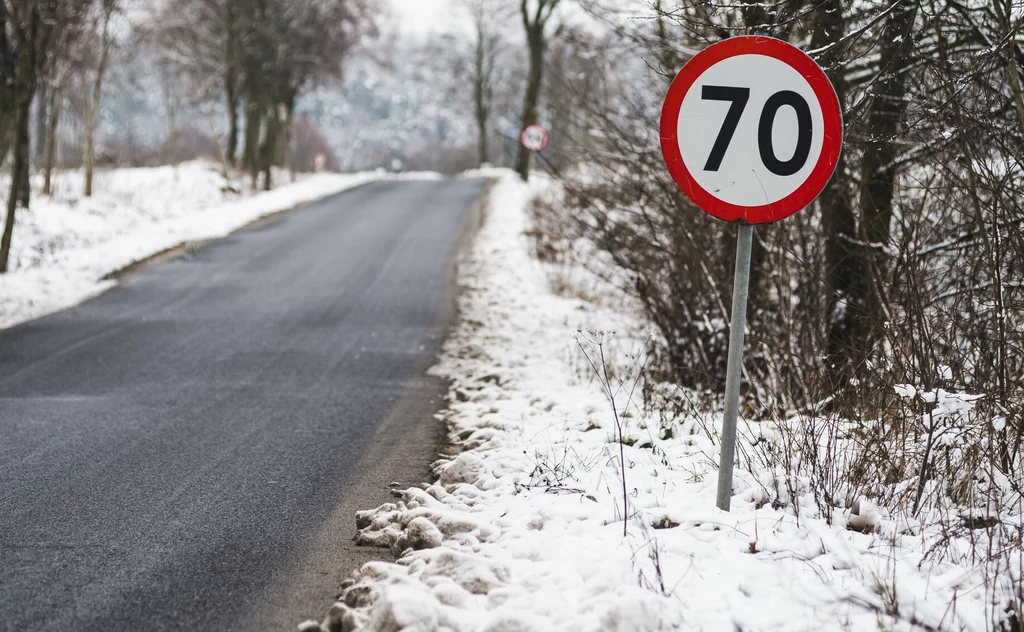 Znak ograniczenia prędkości B-33 to jedno z najczęściej spotykanych oznaczeń drogowych.