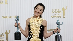 Michelle Yeoh z dwiema statuetkami SAG za rolę w filmie "Wszystko wszędzie naraz" (26 lutego 2023)