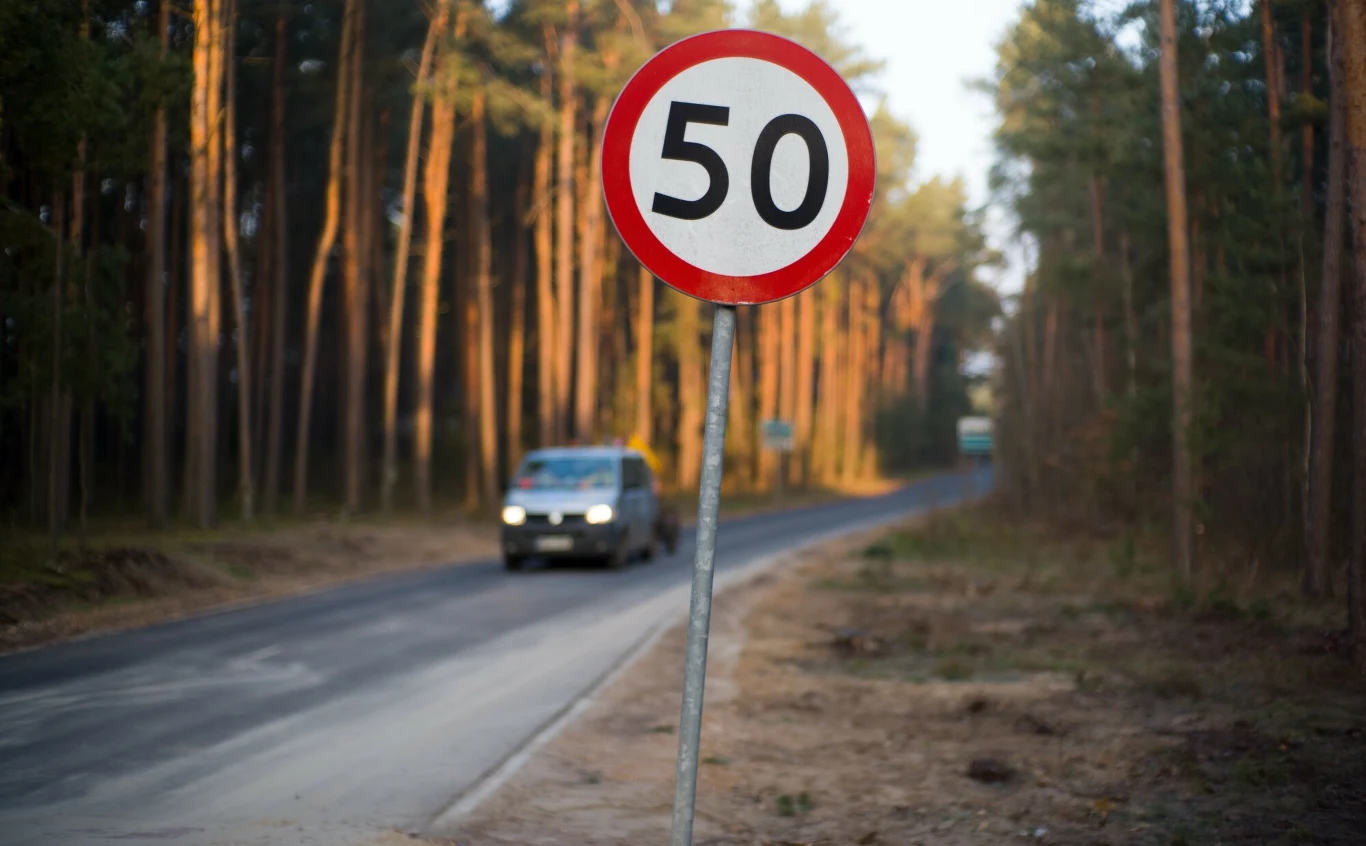 Jeśli znak B-33 nie jest uprzednio odwołany znakiem oznaczającym koniec zakazu, to obowiązuje do najbliższego skrzyżowania. Jeśli znak B-33 nie jest uprzednio odwołany znakiem oznaczającym koniec zakazu, to obowiązuje do najbliższego skrzyżowania.