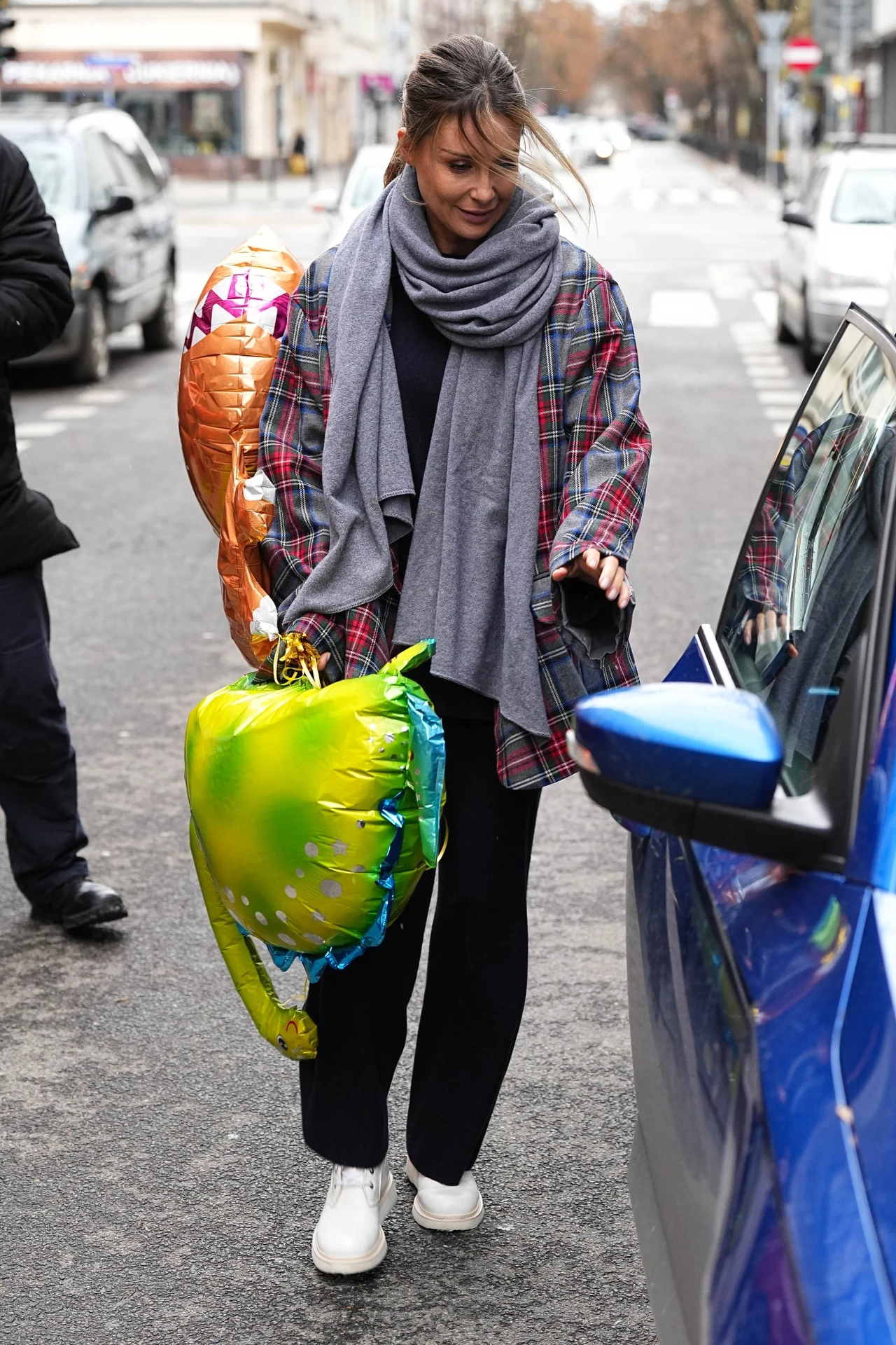 Małgorzata Rozenek ze szwem za uchem i balonikami mknie do niebieskiej Skody