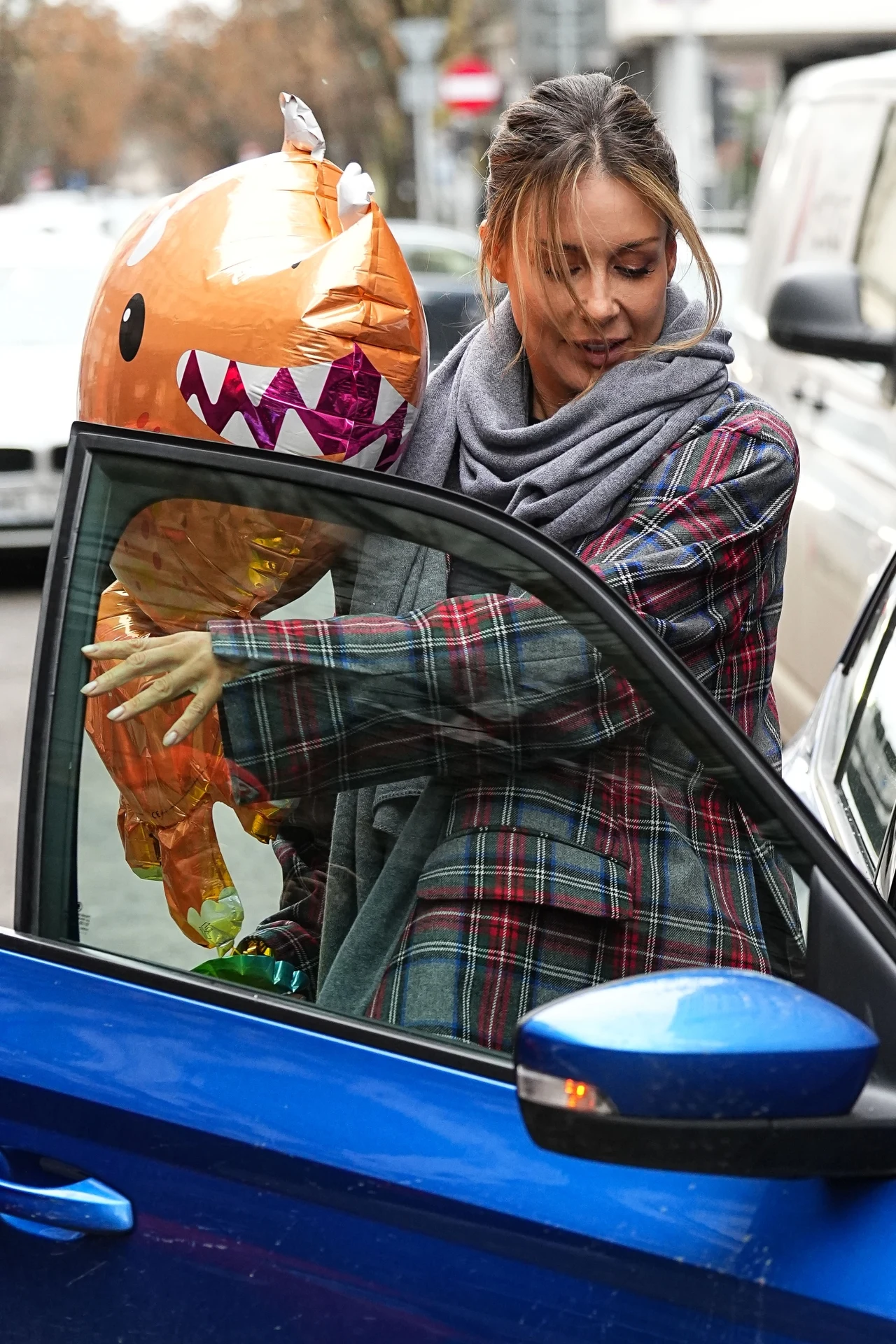 Małgorzata Rozenek ze szwem za uchem i balonikami mknie do niebieskiej Skody