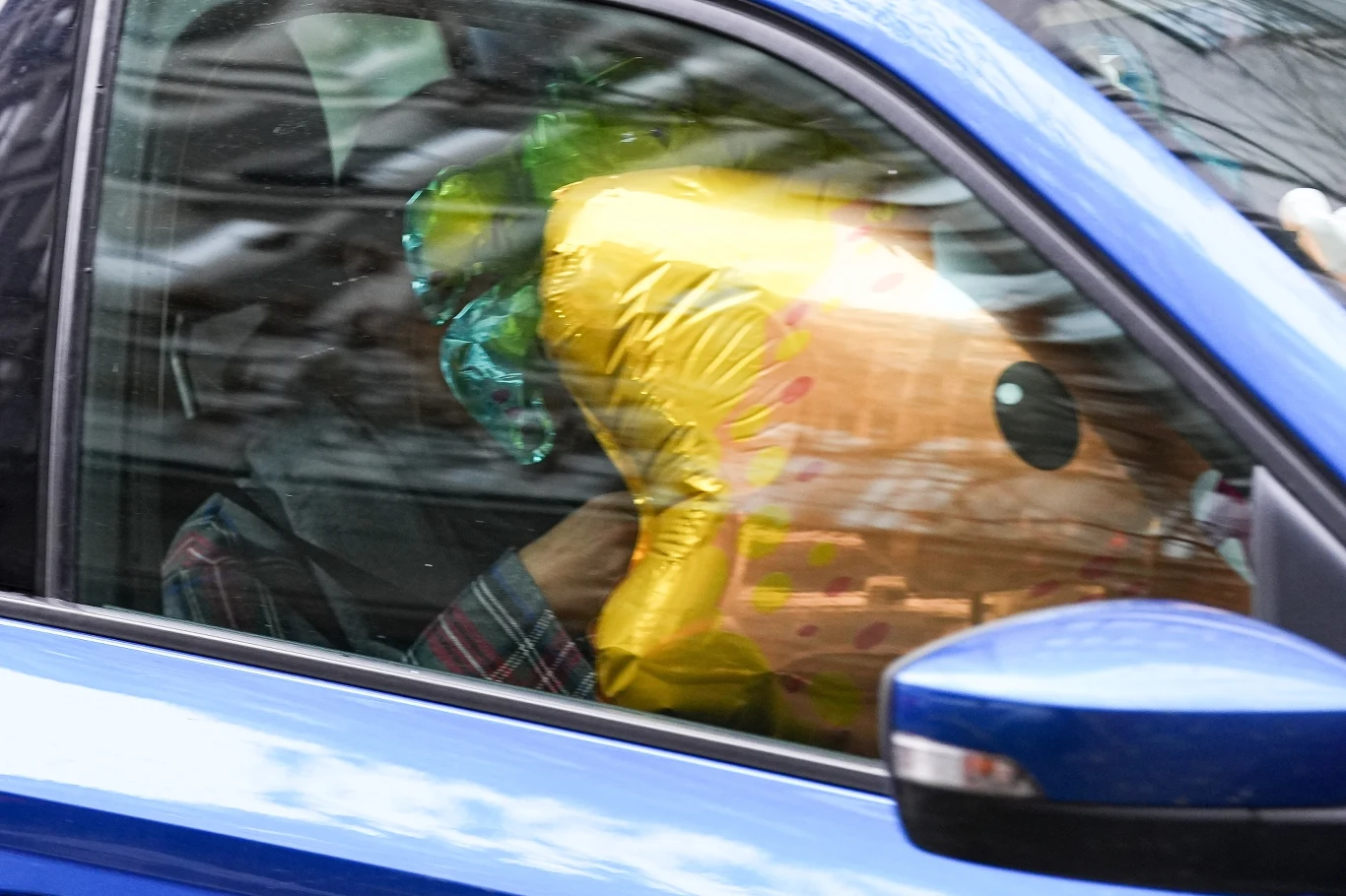 Małgorzata Rozenek ze szwem za uchem i balonikami mknie do niebieskiej Skody