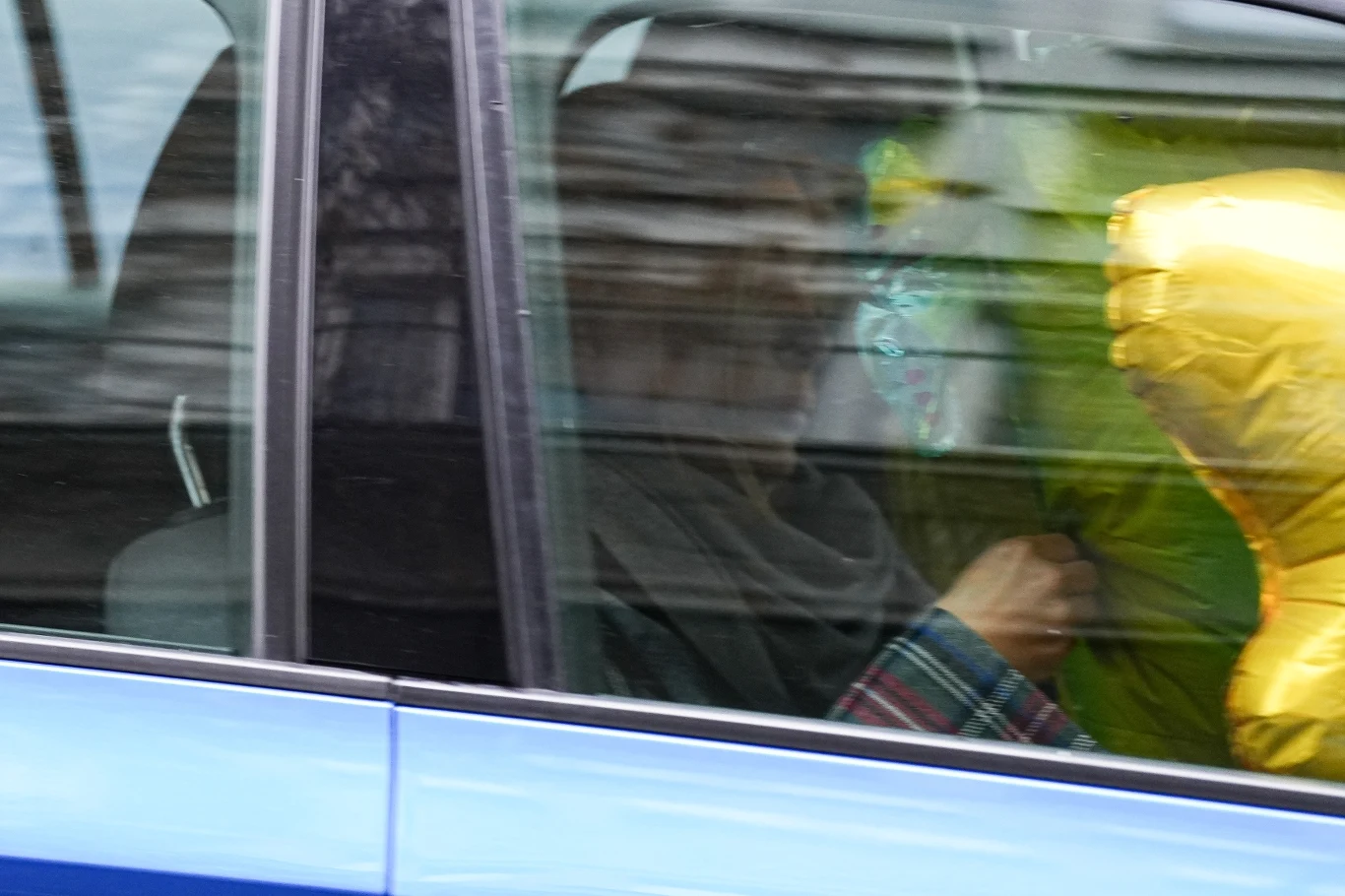 Małgorzata Rozenek ze szwem za uchem i balonikami mknie do niebieskiej Skody