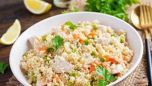 Kasza bulgur ma niski indeks glikemiczny, a do tego zawiera dużo błonnika.