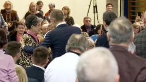 Do Donalda Tuska podeszła podczas spotkania z mieszkańcami Pabianic zrozpaczona kobieta. "Jakie jest prawo w Polsce?" - mówiła