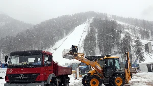 Ciężki sprzęt w Planicy. Organizatorzy MŚ walczą ze śniegiem