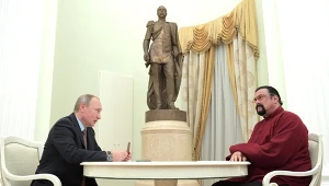 Steven Seagal dostał medal od Putina. Za "osiągnięcia humanitarne"