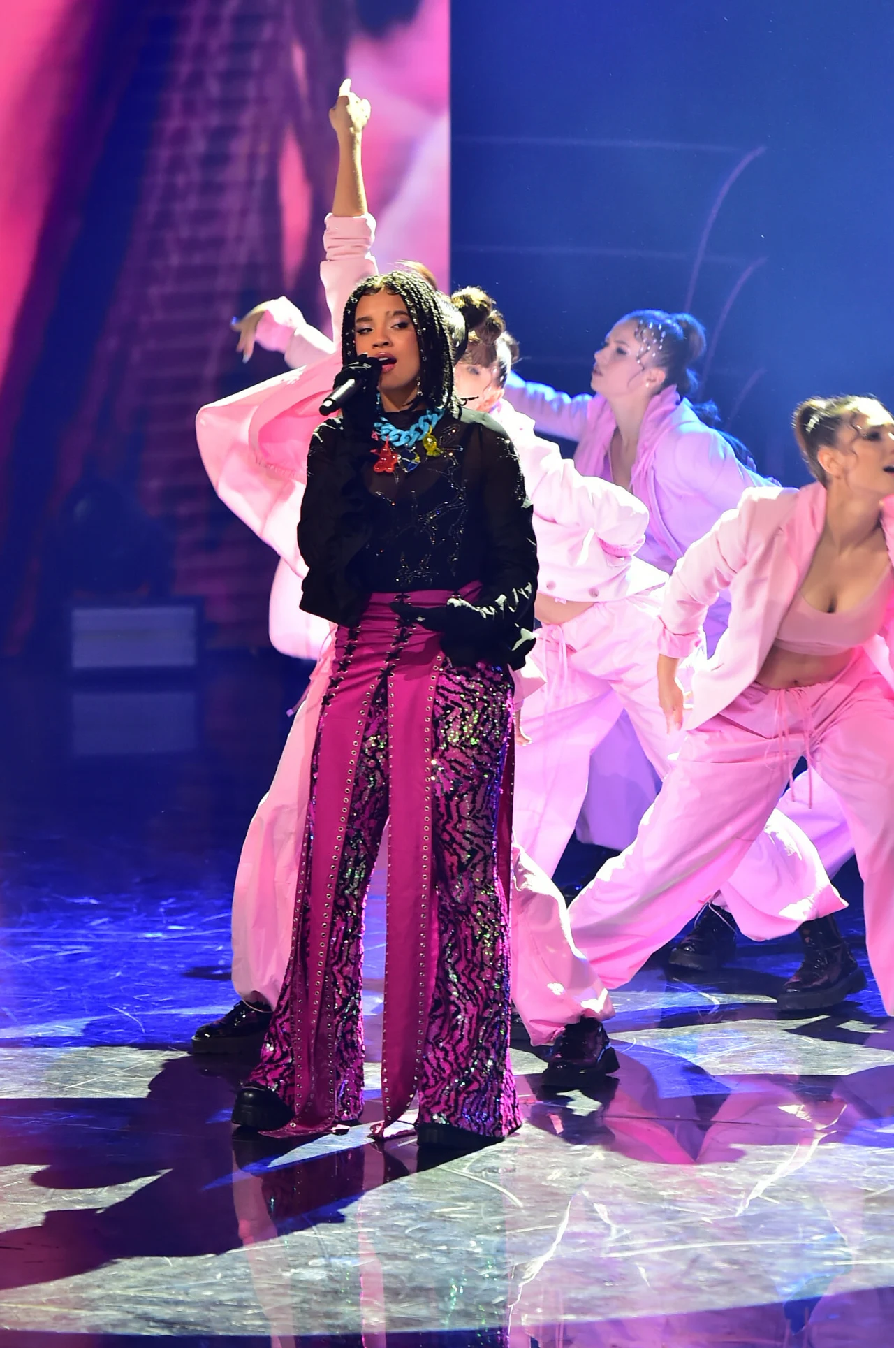 Sara James w zadziwiającej kreacji. Sara James w zadziwiającej kreacji.