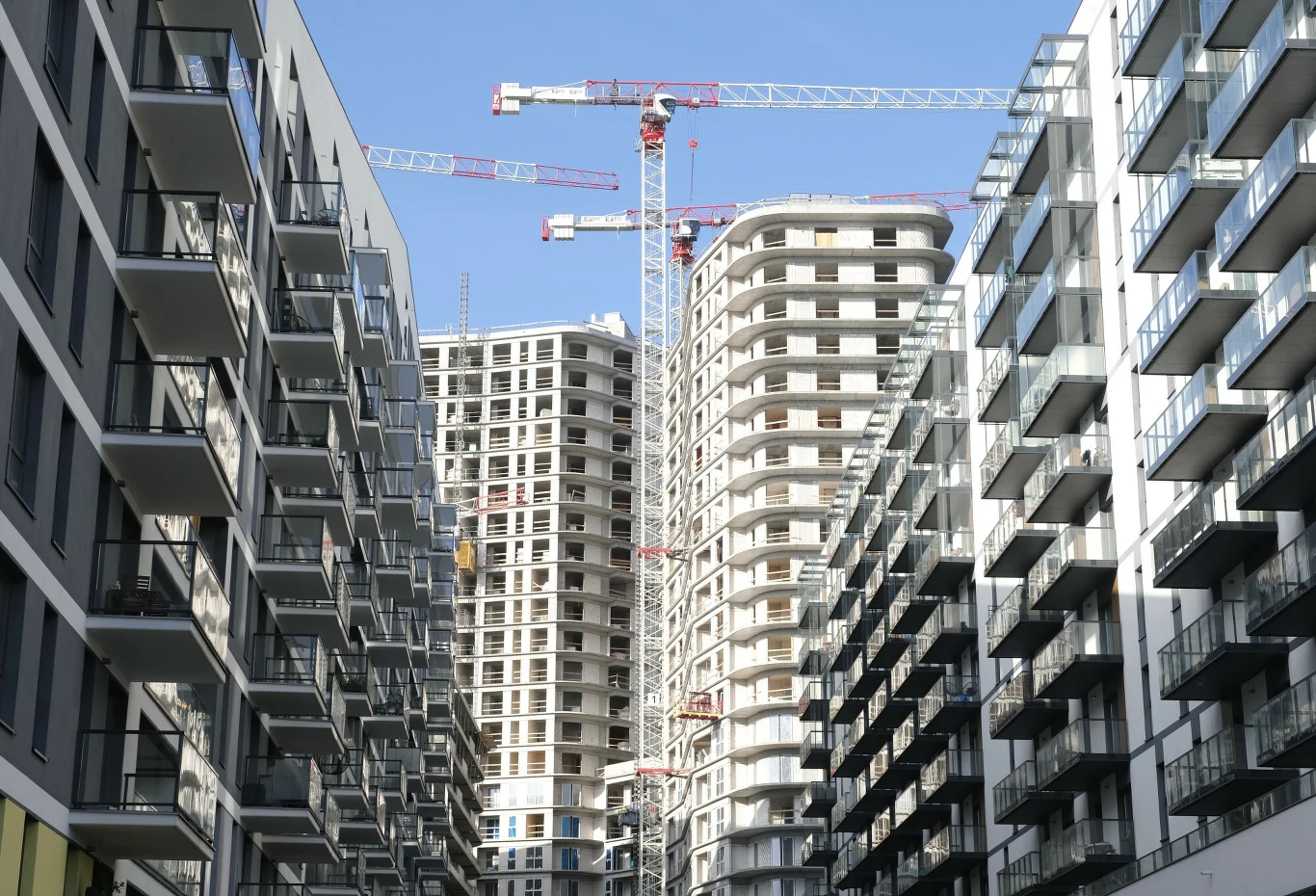 Polacy nie mieszkają dobrze ani godnie. Na rynku mieszkaniowym karty od lat rozdają deweloperzy Polacy nie mieszkają dobrze ani godnie. Na rynku mieszkaniowym karty od lat rozdają deweloperzy