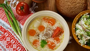 Dodaj odpowiednie przyprawy do zupy. Będzie zdrowa i aromatyczna