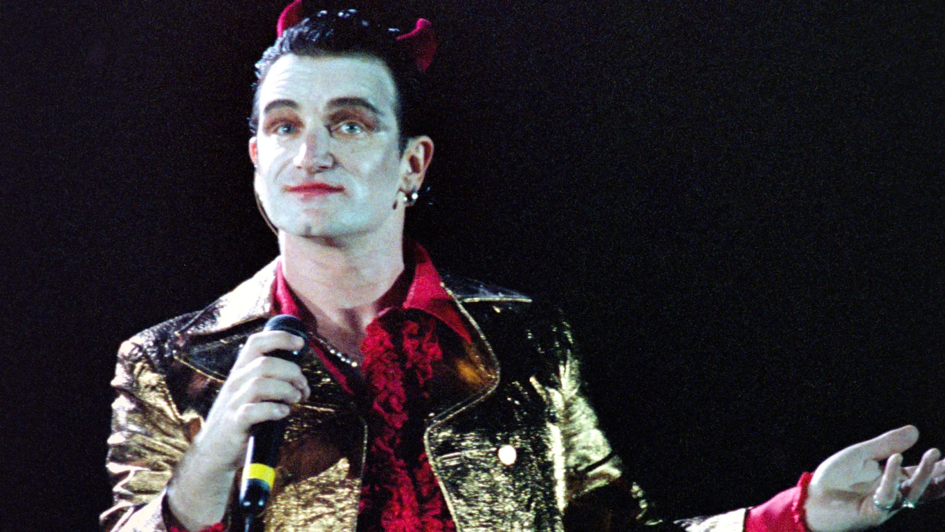 Bono podczas Zoo Tour w 1992 roku Bono podczas Zoo Tour w 1992 roku