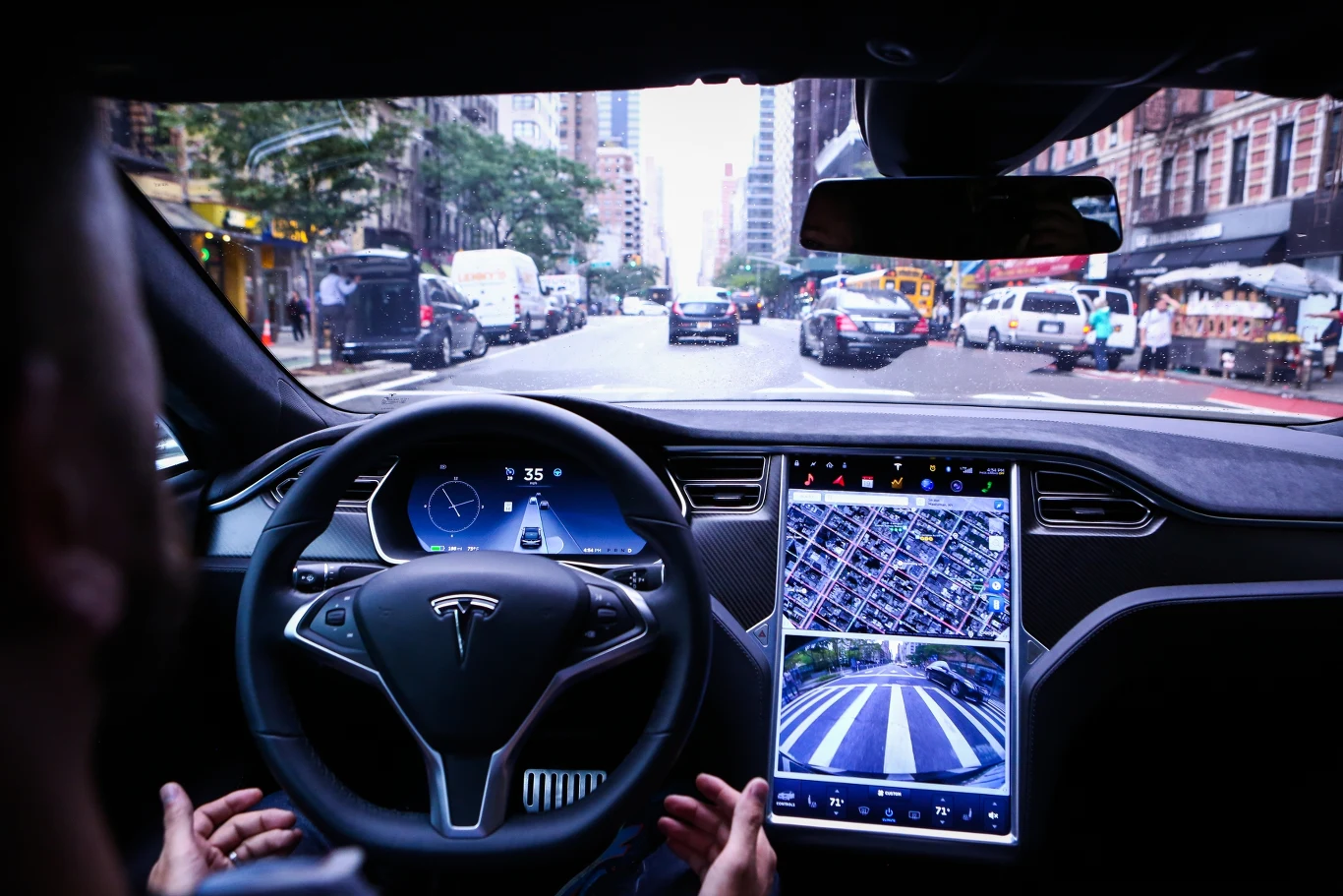 Autopilot teoretycznie może sam prowadzić samochód również w gęstym ruchu Autopilot teoretycznie może sam prowadzić samochód również w gęstym ruchu