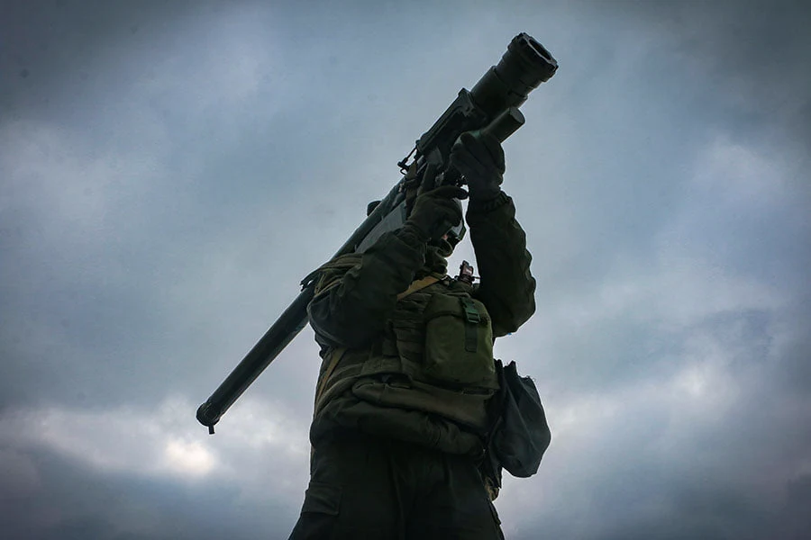 Dzięki wyrzutniom MANPADS jak polski PPZR Piorun, Ukraińcy są w stanie często "zamknąć niebo" dla rosyjskich samolotów operujących na niskich wysokościach Dzięki wyrzutniom MANPADS jak polski PPZR Piorun, Ukraińcy są w stanie często "zamknąć niebo" dla rosyjskich samolotów operujących na niskich wysokościach