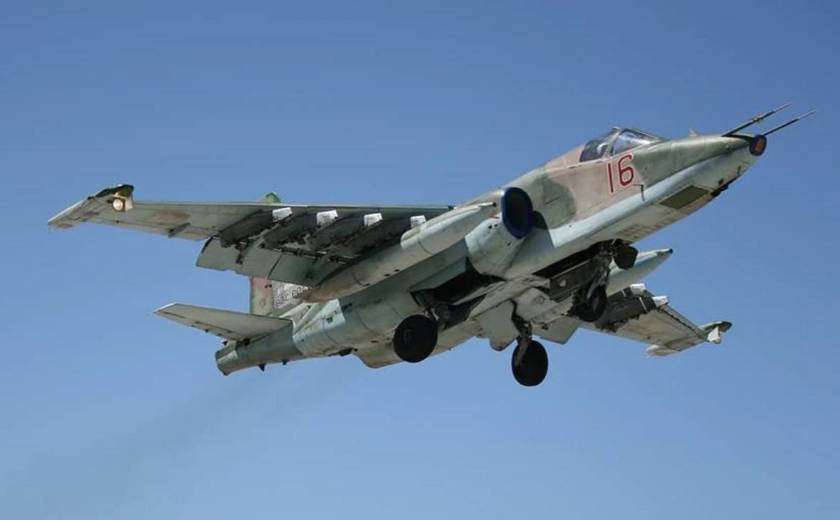 Jeżeli słyszymy o straceniu przez Rosjan jakiegoś samolotu w Ukrainie, na 90% możemy być pewni, że mowa właśnie o Su-25. Może przenosić ponad 4 tony uzbrojenia jak bomby, rakiety czy ciężkie działka. Może stanowić ważne wsparcie w ataku, jednak nie posiada elektronicznych systemów obrony, aby móc przetrwać w warunkach współczesnej wojny Jeżeli słyszymy o straceniu przez Rosjan jakiegoś samolotu w Ukrainie, na 90% możemy być pewni, że mowa właśnie o Su-25. Może przenosić ponad 4 tony uzbrojenia jak bomby, rakiety czy ciężkie działka. Może stanowić ważne wsparcie w ataku, jednak nie posiada elektronicznych systemów obrony, aby móc przetrwać w warunkach współczesnej wojny