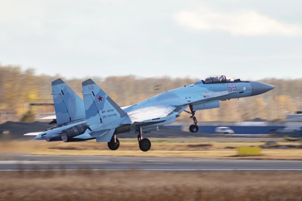 Su-35S to rosyjski odpowiednik amerykańskiego F-22. Mimo, że może prowadzić wsparcie atakiem naziemnym, ma służyć głównie do szybkiego zdobywania przewagi powietrznej, niszcząc wrogie samoloty