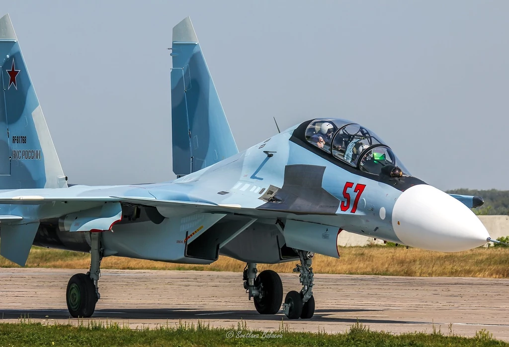 Su-30SM także jak Su-35 uznawany jest przez Rosjan za myśliwiec generacji 4++, mając cechy piątej generacji samolotów