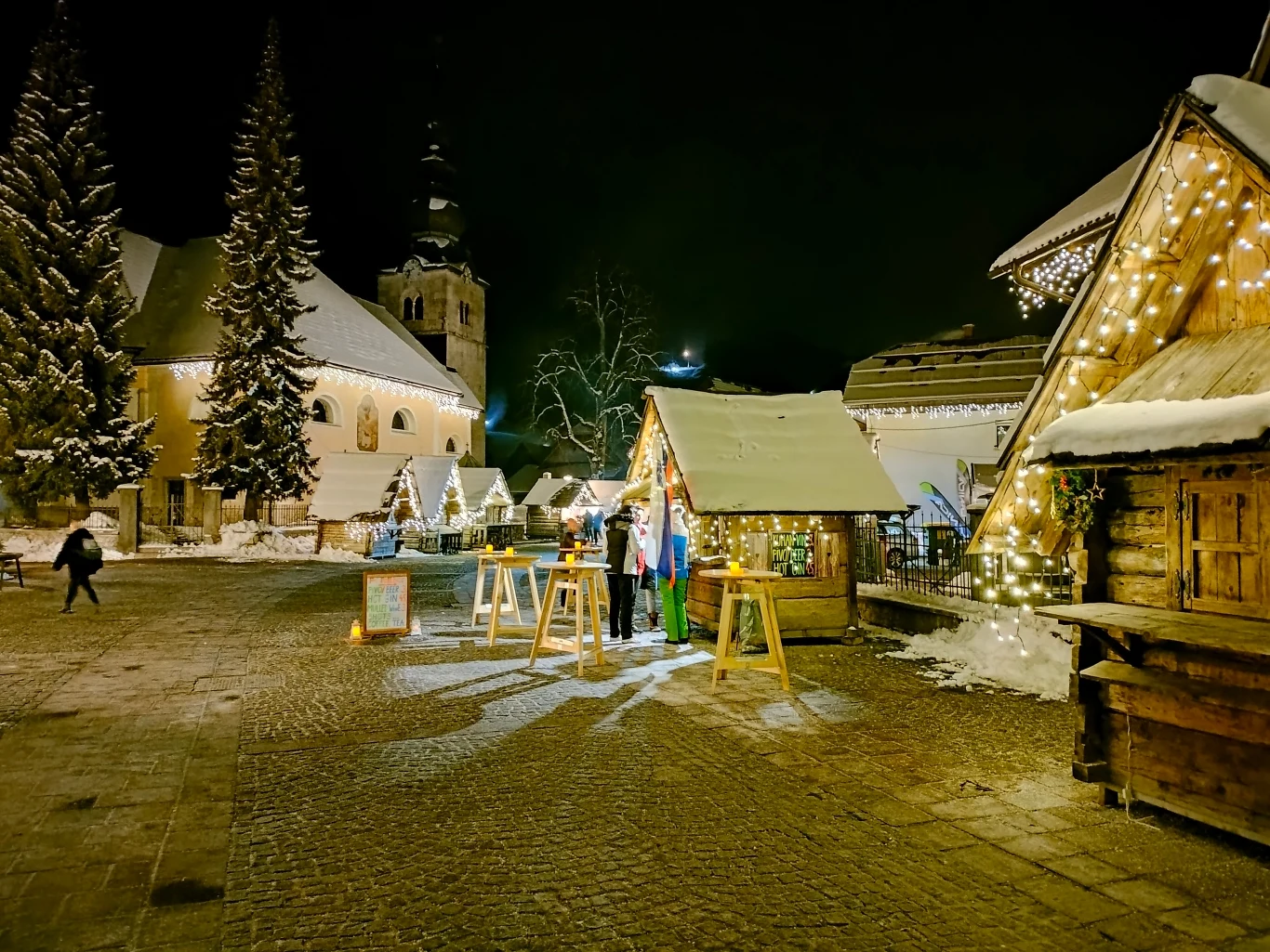 Centrum Kranjskiej Gory i niesamowite pustki o godzinie 20.00 w poniedziałkowy wieczór Centrum Kranjskiej Gory i niesamowite pustki o godzinie 20.00 w poniedziałkowy wieczór